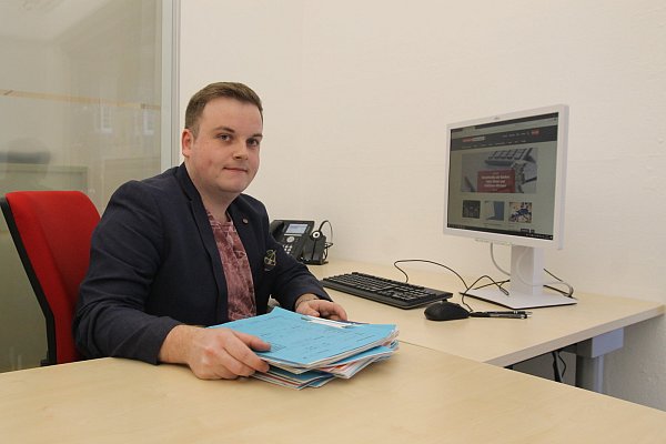 Zu Julian Lambracht von der Verbraucherzentrale Gütersloh kommen immer häufiger Flüchtlinge, die Opfer von windigen Kreditkartenvermittlern wurden. - © Nicole Hille-Priebe