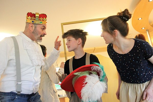 Probe im Bökendorfer Vereinsheim: Majestät König Dings (Dominik Scholz) und Köchin Lisa Hasenbein diskutieren mit dem gestiefelten Kater (Vincent Droste). Dabei geht’s um Rebhühner. - © Madita Schellenberg