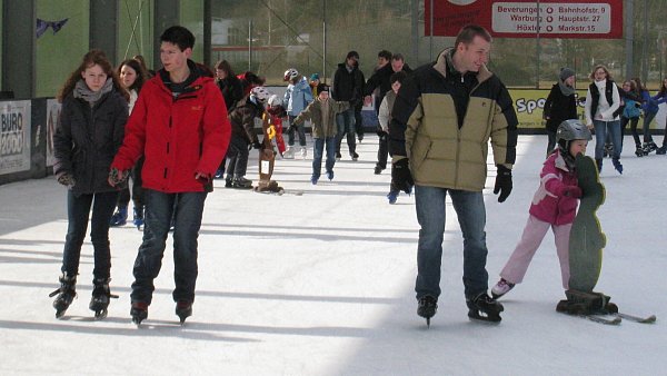 Die Beverunger-Eisbahn eignet sich perfekt für einen Besuch mit der ganzen Familie. - © Torsten Wegener (Archivbild)