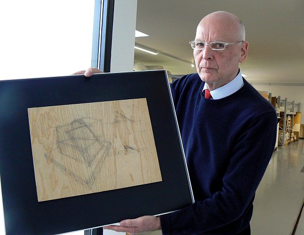 Zeitzeuge der Moderne: Axel Bruchhäuser mit einer Zeichnung Stefan Wewerkas. - © Christine Longeré