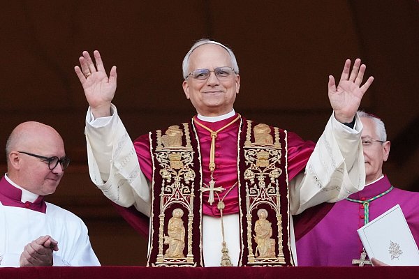 Papst Leo XIV. bei seinem ersten Auftritt nach seiner Wahl auf dem Petersplatz. - © Alessandra Tarantino/AP/dpa