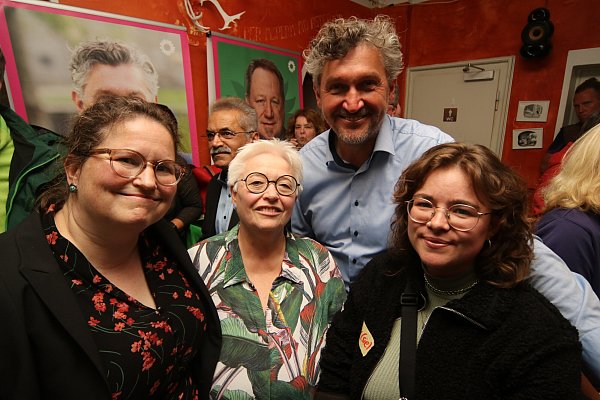 Stadtverbandssprecherin Catharina Scherhans (v. l.), Sigrid Beer, Frank Wolters (beide Grüne) und Charlotte Neuhäuser (Linke) im Sputnik am Wahlabend. - © Mareike Gröneweg