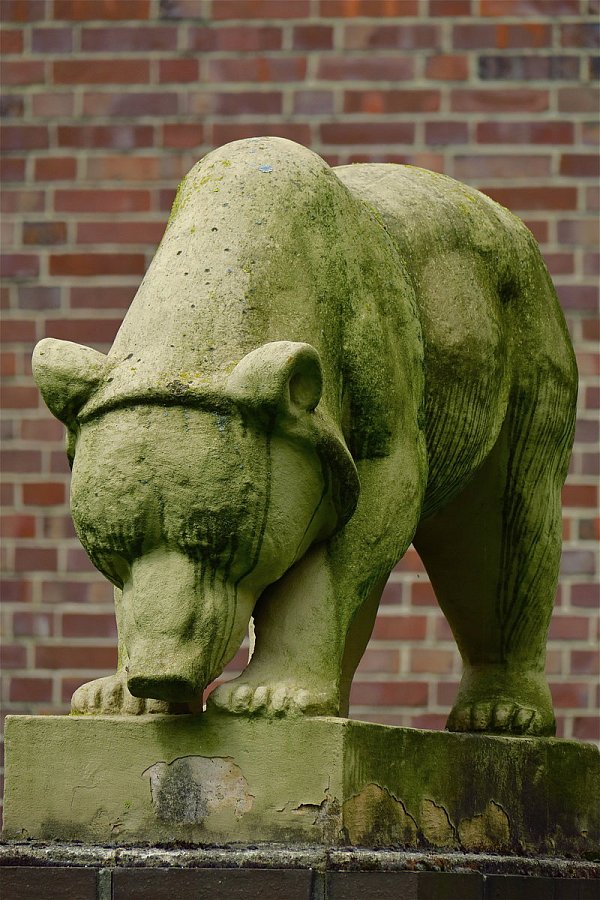 Das Denkmal: ein Bär. - © Kurt Ehmke