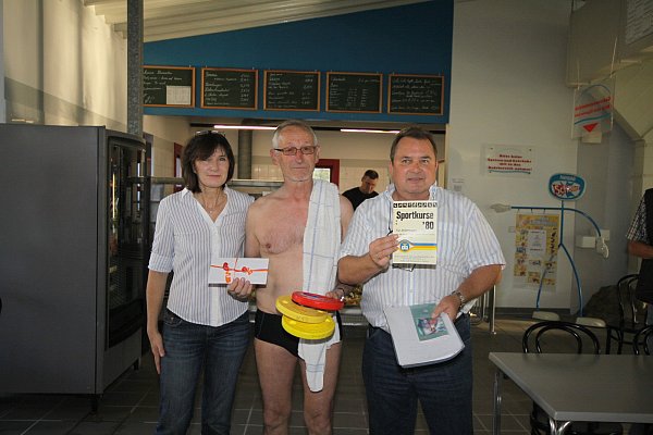 Boomkursus: Carlo Meyer (r.) präsentiert zum 30-jährigen Jubiläum des beliebten Babyschwimmens im Jahre 2010 die erste Kursbroschüre des Bildungswerkes aus dem Jahre 1980. Die Pädagogische Leiterin Beatrix Bruck ist seit 1985 und Kursleiter Jürgen Berg von Beginn an dabei. - © Yvonne Gottschlich