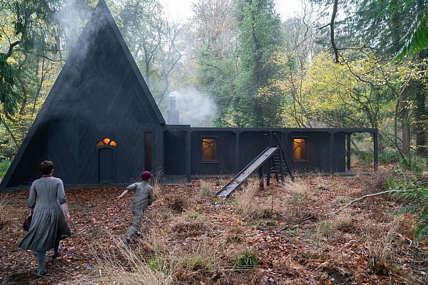 Moderne Architektur im Wald: Zum Anknabbern ist dieses Knusperhäuschen nicht, aber drinnen bekommen Hänsel und Gretel von der gruseligen Holda Leckeres aufgetischt. - © Patrick Redmond