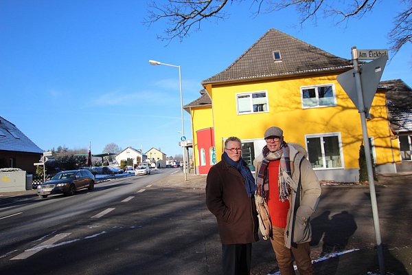 Prägnant: Hiddenhausens Bürgermeister Ulrich Rolfsmeyer und Lars Uhlen vor der ehemaligen Gaststätte Generotzky in Schweicheln vor Eröffnung der Bonitas-Seniorenunterkunft. ARCHIV - © Foto: Gresshöner
