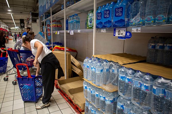 Menschen kaufen Wasserbehälter, um sich während eines massiven Stromausfalls zu versorgen. - © Luis Soto/ZUMA Press Wire/dpa