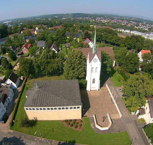 Das Luftbild zeigt die Kirche Löhne-Mahnen, wie sie heute aussieht. - © Siegfried Büschenfeld