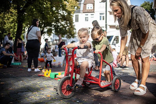 Auf dem Klosterplatz in Bielefeld findet ein Spielfest zum Weltkindertag statt. - © Felix Brenneke