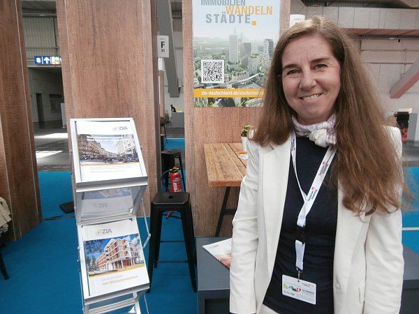 Tine Fuchs, Abteilungsleiterin des Zentralen Immobilien-Ausschusses beim Spitzenverband der Immobilienwirtschaft, beobachtet einen Trend zu Mitarbeiterwohnungen. - © Joachim Göres