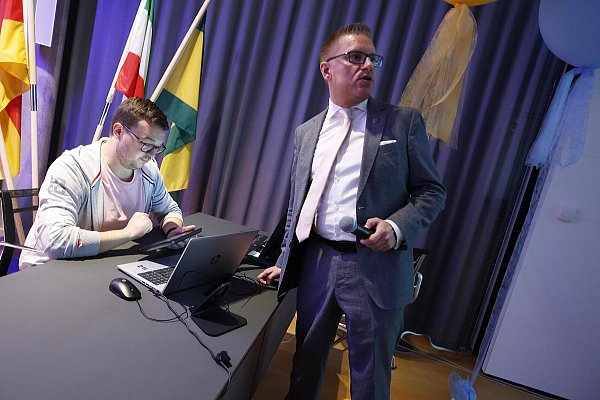 Bürgermeister Robin Rieksneuwöhner verkündete gegen 21 Uhr das Endergebnis. - © Roland Thöring