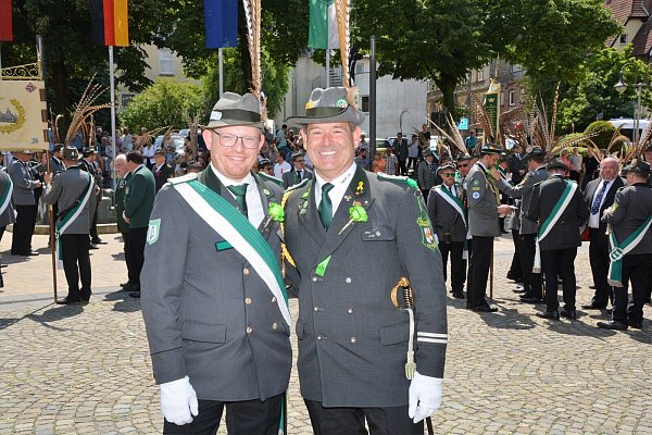 Lutz Gronemeyer (l.) hat die Führung der 1. Kompanie übernommen. Der Vorsitzende des Unteroffizierskorps, Markus Höhne, gratuliert. - © Karin Prignitz