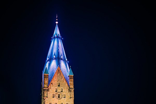 Strahlenden Mittelpunkt der festlich beleuchteten Stadt bildet der Paderborner Dom mit seinem 92 Meter hohen Turm. Dank modernster LED-Technik ist er schon aus der Ferne zu sehen. - © Stadt Paderborn/Besim Mazhiqi