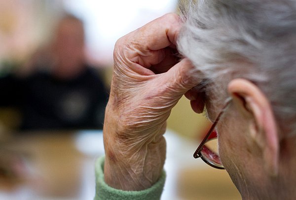 Demenzerkrankte verlieren immer mehr die Orientierung und ihre Aufmerksamkeit verschlechtert sich. - © picture alliance / dpa