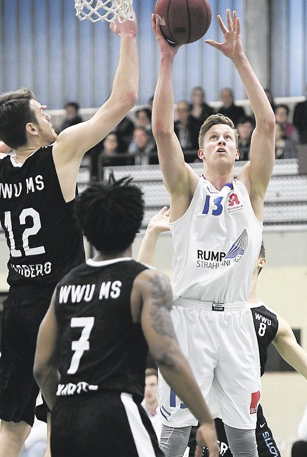 Zuverlässig: Eike Kerfs (r., gegen Leo Padberg) war vor dem Serienbeginn aus Paderborn nach Salzkotten gewechselt und spielte bei den Accent Baskets eine gute Serie. - © Marc Köppelmann