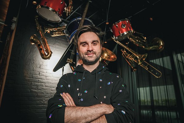 Comedian "Dr. Pop" hat für Warburg viel Musik im Gepäck. - © Moritz Kunster