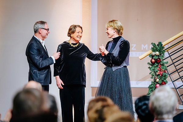 Zwei Weltstars, die ihr Wissen und ihre Erfahrungen an die nächsten Sänger-Generationen weitergeben: Die Mezzosopranistin und Dozentin der „Masterclass“, Elīna Garanča (r.), und Edda Moser, die als Ehrengast das Adventskonzert am Samstagabend besuchte, im Gespräch mit Moderator Holger Noltze. - © BESIM MAZHIQI