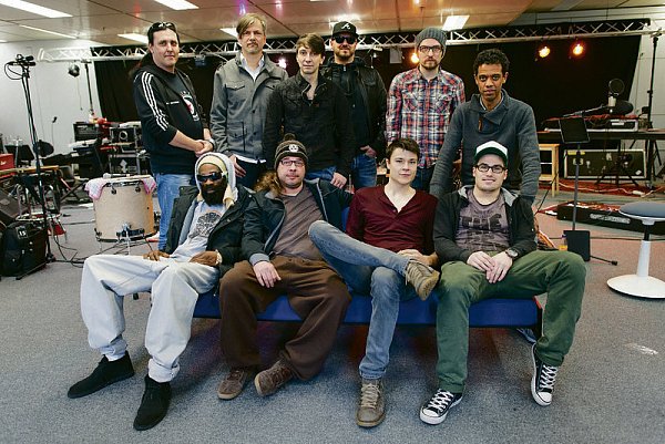 Bernd Herrmann, Marlon B., Kosho, Andreas Baylles, Florian Sitzmann, Tino Oac, Jonny König, Michael Klimas, Edward Maclean und Dominic Sanz (v.l.) gehören auch zu den Söhnen Mannheims. - © FOTO: DPA