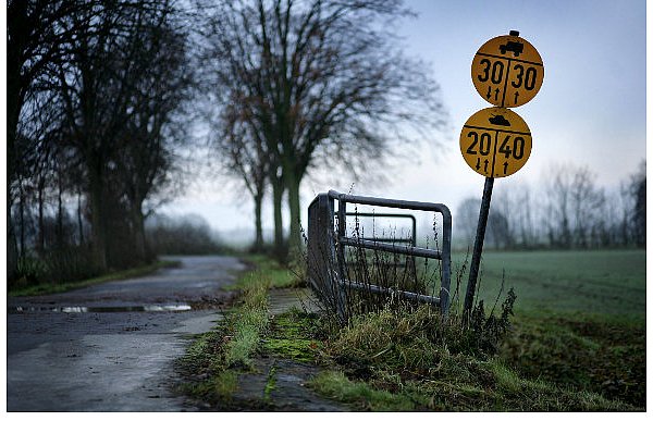 Eine Markierung für Rad- und Kettenfahrzeuge der NATO an einer Brücke nördlich von Getmold. - © FOTO: TYLER LARKIN