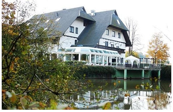 Das Hotel Quellenhof an der Obernfelder Allee mit einem kleinen Seepark und Terrasse ist einer von zwei Lübbecker Vollbetrieben des Beherbergungsgewerbe. Die räumlich mögliche Ausweitung des Hotels wäre nach Auffassung des Dehoga ein positiver Aspekt für die Zukunft. | - © FOTOS: HANS-GÜNTHER MEYER|