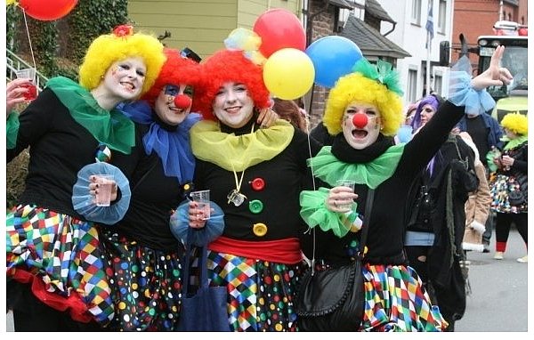 Die bunten Clowns sorgten für gute Stimmung.