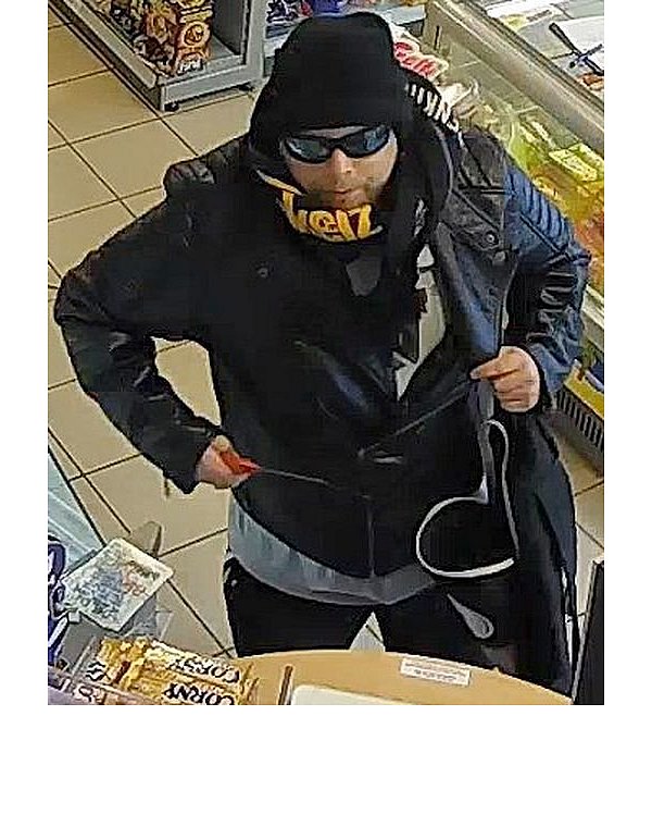 Das Bild zeigt den dringend Tatverdächtigen mit dem Messer in der Hand in der Tankstelle. - © Polizei Herford