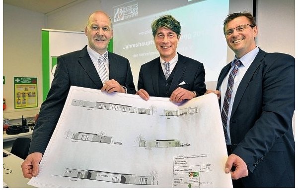 Thomas Güttler, Jochen Häger und Peter Mogwitz zeigen den geplanten Schulungs- und Geschäftsstellenbau. - © FOTO: ANDREAS FRÜCHT