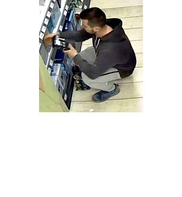 Hier hat der Gesuchte die Zahnbürste in der Hand. - © Polizei Minden-Lübbecke
