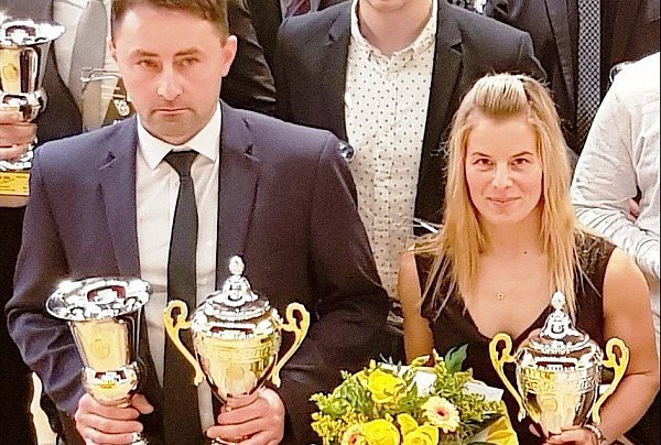 Motorsportler des Jahres: Marcel Hellberg vom AC Herringhausen und die Bünderin Larissa Papenmeier haben sich den Titel verdient. - © Ulrich Finkemeyer