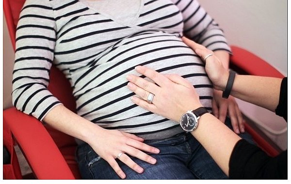 Viele Hebammen bieten wegen der hohen Haftpflichtprämien keine Geburtshilfen an. Aber – wie hier – Schwangerschaftsvorsorge und Nachsorge und Rückbildungsgymnastik, wenn das Baby auf der Welt ist. Ab Sommer 2015 könnte das vorbei sein. - © FOTO: DPA