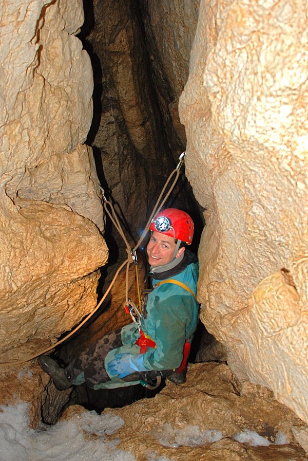Im Einsatz: Lars Abromeit lässt sich in die Riesending-Höhle in den Alpen abseilen. - © Thomas Matthalm