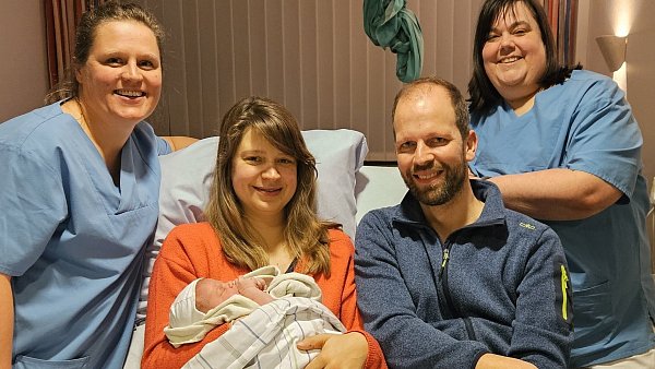Freude im Gütersloher St.-Elisabeth-Hospital: Nadine und Markus Tentrupt mit Tochter Lara Marie, Hebamme Sandra Timmermann (l.) und Oberärztin Kathrin Metker. - © Privat