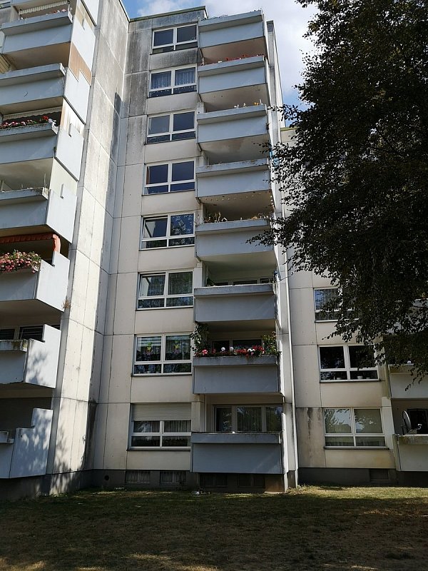 Aus diesem Haus in Porta Westfalica stürzte die Frau. - © Carsten Korfesmeyer