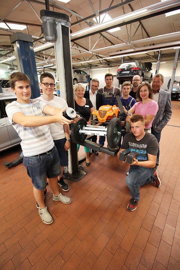 In der Werkstatt: Daniel Enns (v. l.), Alexander Poschmann, Silke Schlüter (Initiative Wirtschaftsstandort), Heinrich Klöpper (Agentur für Arbeit), Dominik Ellerbrock, Tim Stachowski, Alexander Meyer und Birgit Schnieder (Autohaus Schnieder), Klaus Meyer (Energie Impuls OWL) und Lukas Beckmann. - © Marten Siegmann