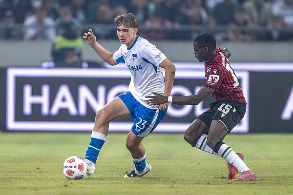 Der 16-jährige Kennet Eichhorn (links) spielte sich zuletzt bei der Hertha in den Vordergrund. Hier kämpft er mit Noël Aséko von Hannover 96 um den Ball. - © picture alliance/dpa