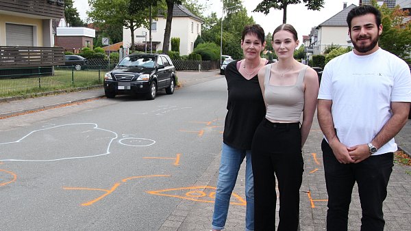 Nina Fisher (v.l.), ihre Tochter Lara Sophie und deren Freund Hamad an der Unfallstelle. Sie gehörten zu den ersten Personen am Unfallort und leisteten Erste Hilfe. - © Christian Grospitz