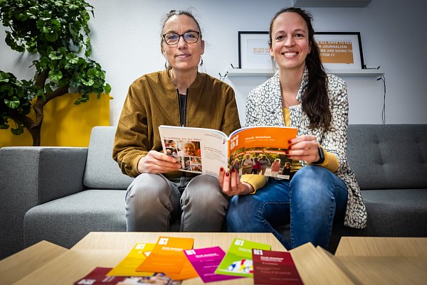 Sandra Seydel (links, Pflegeberatung Stadt Bielefeld) und Nora Kristin Gäbel (Büro für Sozialplanung, Stadt Bielefeld) halten eine breite Palette an Infobroschüren zur Pflege bereit. - © Sarah Jonek