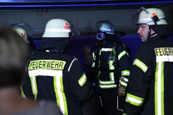 Eigentlich hatten sich die Kräfte zu einem Esen am letzten Dienstabend des Jahres getroffen. Doch das musste erstmal warten. - © Andreas Eickhoff