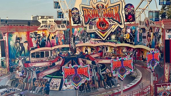 Das Rundfahrgeschäft Devil Rock bietet eine abenteuerliche Fahrt und spielt dazu Rockmusik. - © Mathias Straube