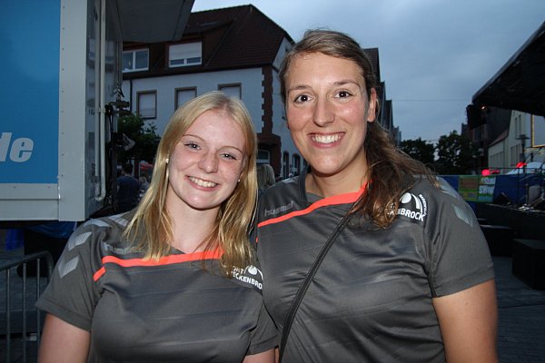 DLRG-Helferinnen: Luisa Waltermann und Katja Löppenburg waren an der Kasse im Einsatz. - © Joe Cubick