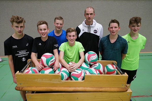 Im Kreise seiner Schützlinge: Regionalliga-Volleyballer Tim Borgstedt trainiert auch eine Jugendmannschaft des Telekom Post SV. - © Peter Unger