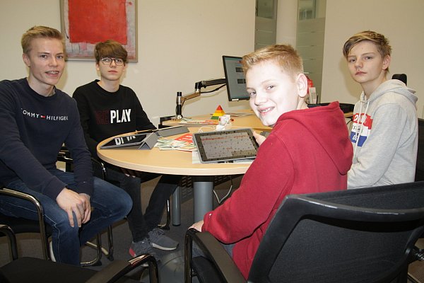Alexander (14, v. l.), Manuel (14), Kevnin (14) und Jonathan (14) grübeln über die Fragen des Einstellungstests. - © Anthea Moschner