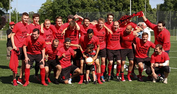 In Feierlaune: Die siegreiche Mannschaft von TuRa Löhne feiert ausgelassen den Aufstieg in die Bezirksliga. - © Foto: Benjamin Büschenfeld