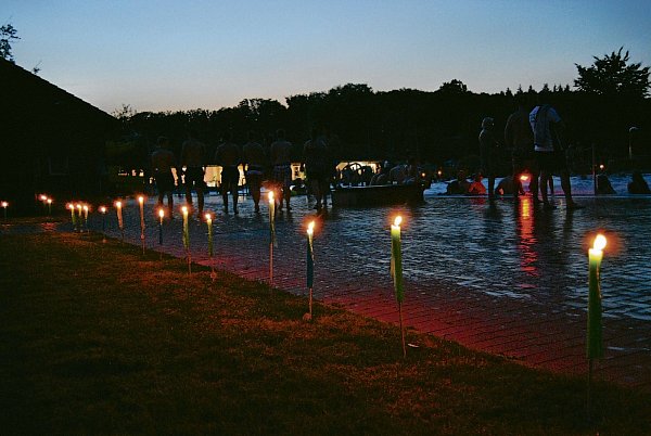 Verträumt: Kerzenlichter bringen ein harmonisches Ambiente rund um die Becken im Rödinghauser Freibad. - © Milena Schulz