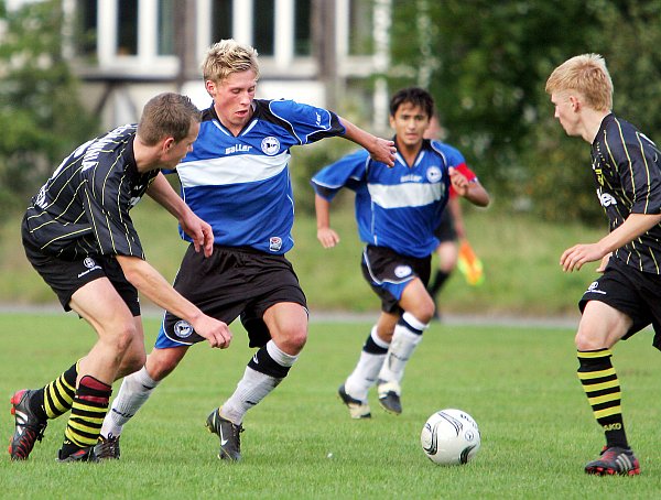 Rückblick: Max Wegner (Zweiter v.l.) im Trikot des DSC Arminia Bielefeld. - © Reimar Otrtr
