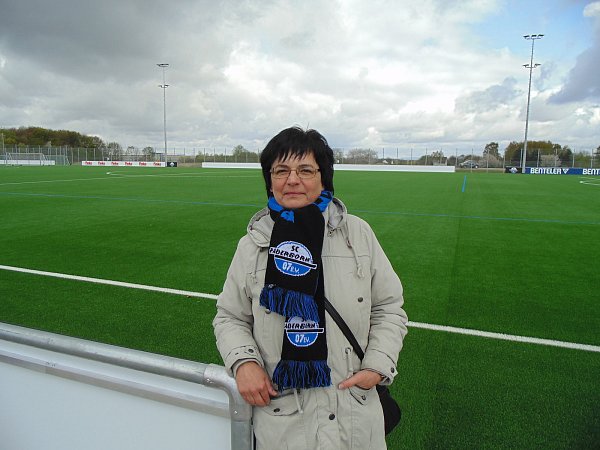 Weite Anreisee: Hildegard Gieshoidt aus Hagen verpasst kein Heimspiel und war auch bei der Einweihung dabei. - © Anja Ebner