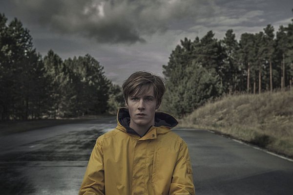 Louis Hofmann spielt Jonas in der Netflix-Serie "Dark". - © Julia Terjung / Netflix