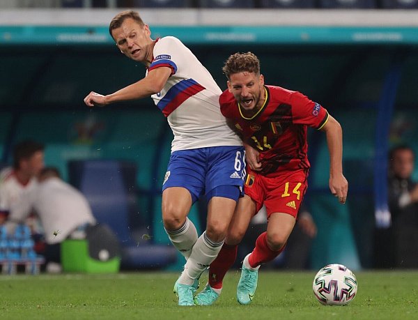 Der Russe Denis Tscheryschew (l) geht gegen Dries Mertens hart in den Zweikampf. - © Igor Russak/dpa