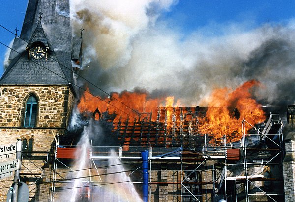 Der Brand der Bartholomäuskirche in Brackwede am 21. Februar 1990 ist dem ein oder anderen sicher noch in Erinnerung. - © Detlef Kropp