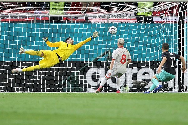 Nordmazedoniens Torwart Stole Dimitrievski (l) faustet einen Ball weg. - © Marko Djurica/Reuters Pool/AP/dpa